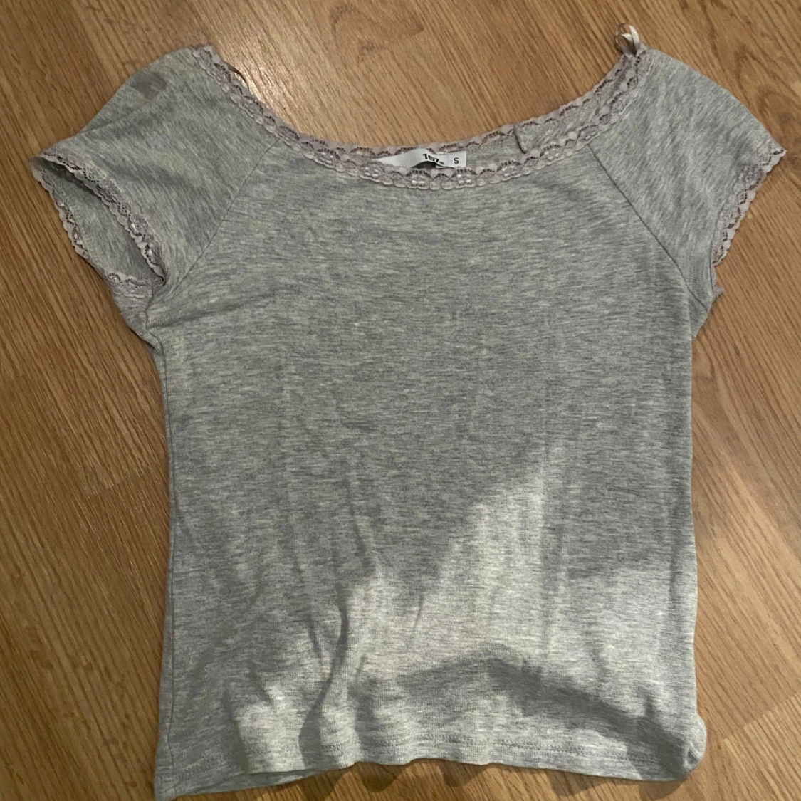 Grå topp med spetsdetaljer från 157.
