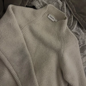 Beige stickad tröja från Kappahl - Aldrig använd. Är mer en slimmad stickad tröja. Nypris 399kr har jag för mig.