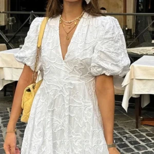 Vit klänning med puffärmar - Säljer denna fina klänning från Aalborgs modehus då de. Inte passa de mig, hör av dig vid frågor🥰