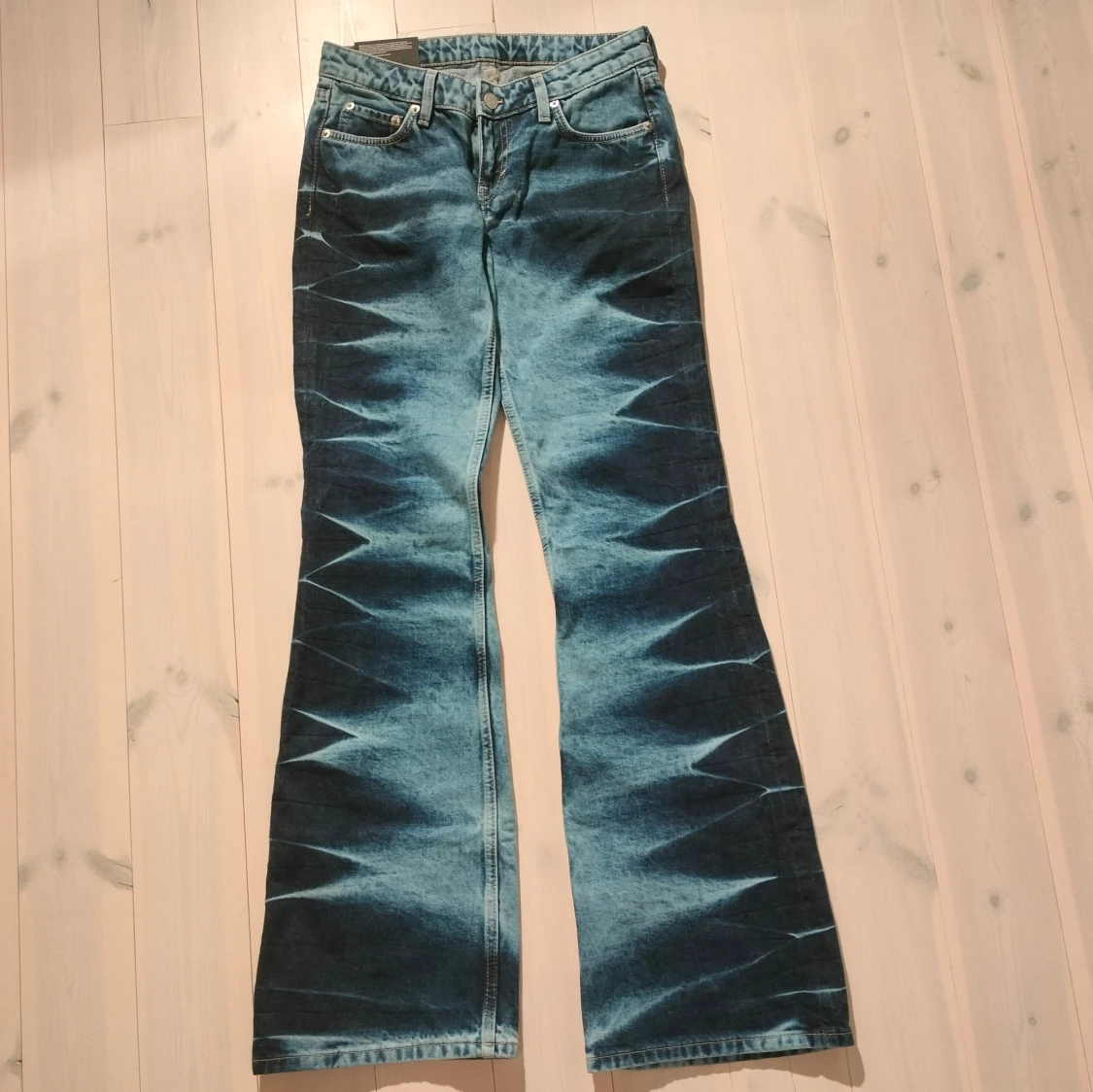 Blå bootcut jeans från Weekday