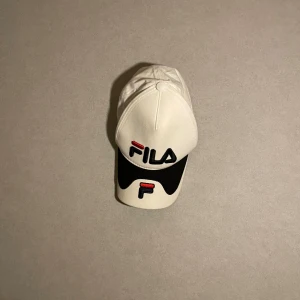 Vit keps från FILA - Fila keps. Bra skick lite smutsig där bak. Använd ett fåtal gånger. Vill du ha mer information eller något så kan du skriva till mig så svarar jag snabbt! 