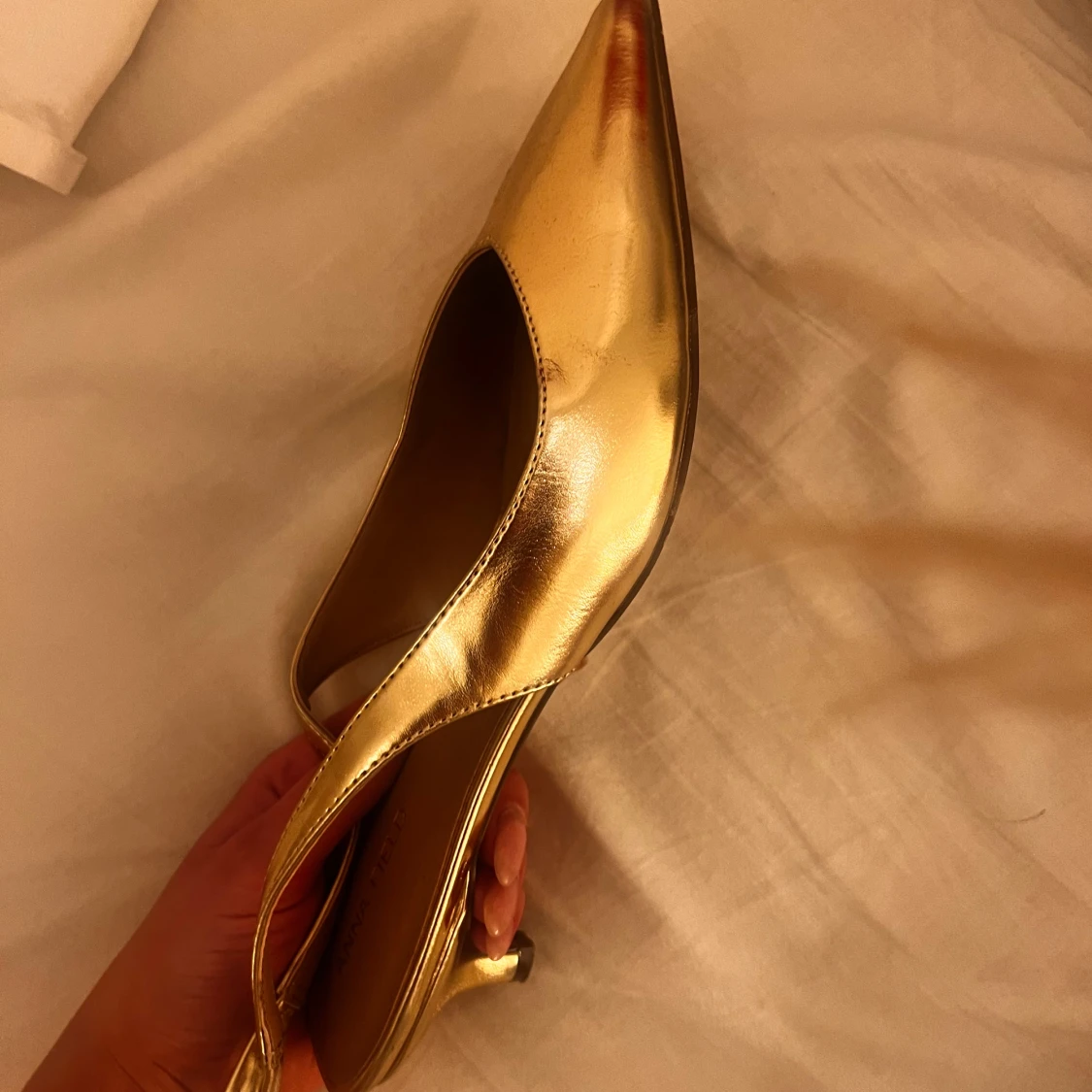 Guldiga klackar med spetsig tå och snörning  - 90