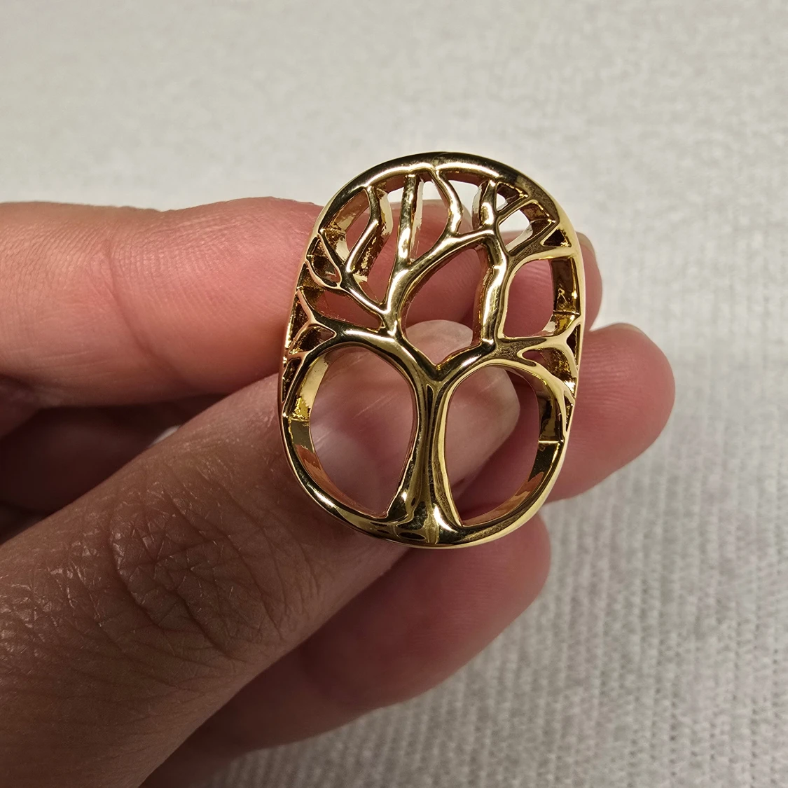 Guldfärgad ring med trädmotiv. Justerbar  - 92