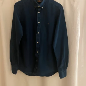 Morris Skjorta - Här säljer jag en Morris tröja i storlek M. Den är i nyskick, knappt andvänd och inga tecken på användning. Hör av dig vid eventuella frågor!