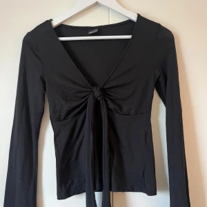 Topp - Superfin topp som man knyter där fram. Knappt använd💗