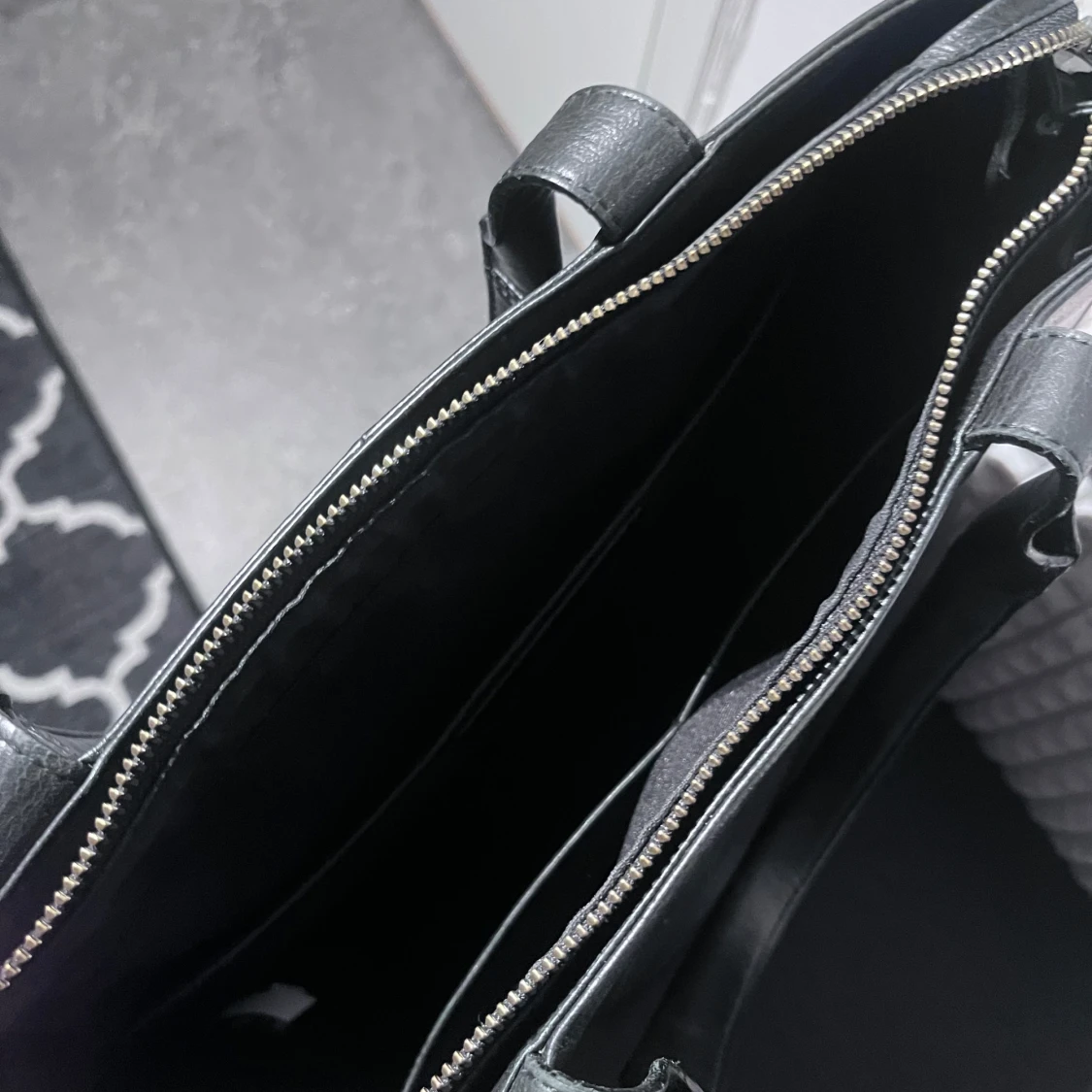 Svart läder väska med dragkedja - 91