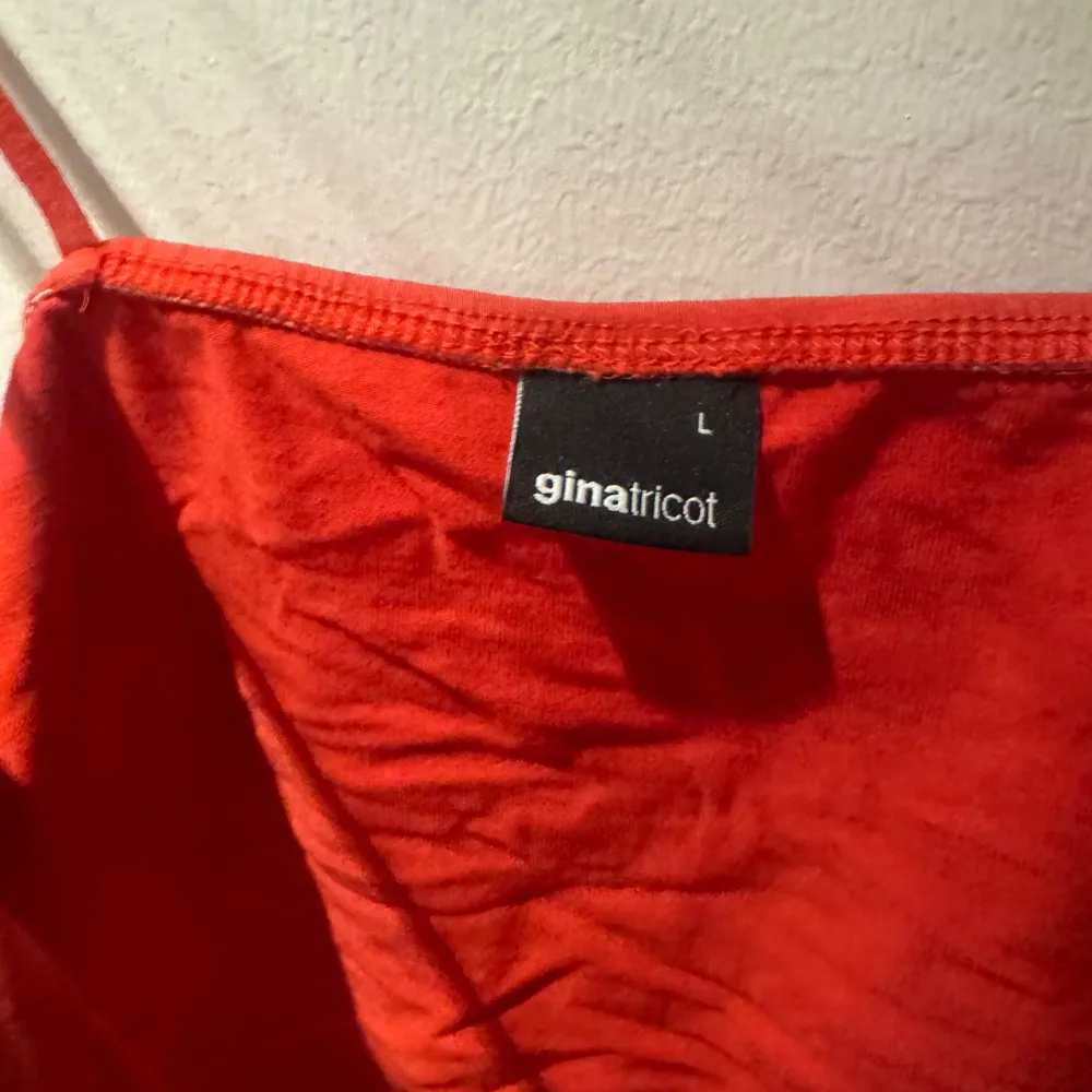 Snygg röd topp från Gina Tricot med smala axelband. Perfekt för sommardagar eller en kväll ute. Enkel och stilren design som passar till mycket.. Yläosat.