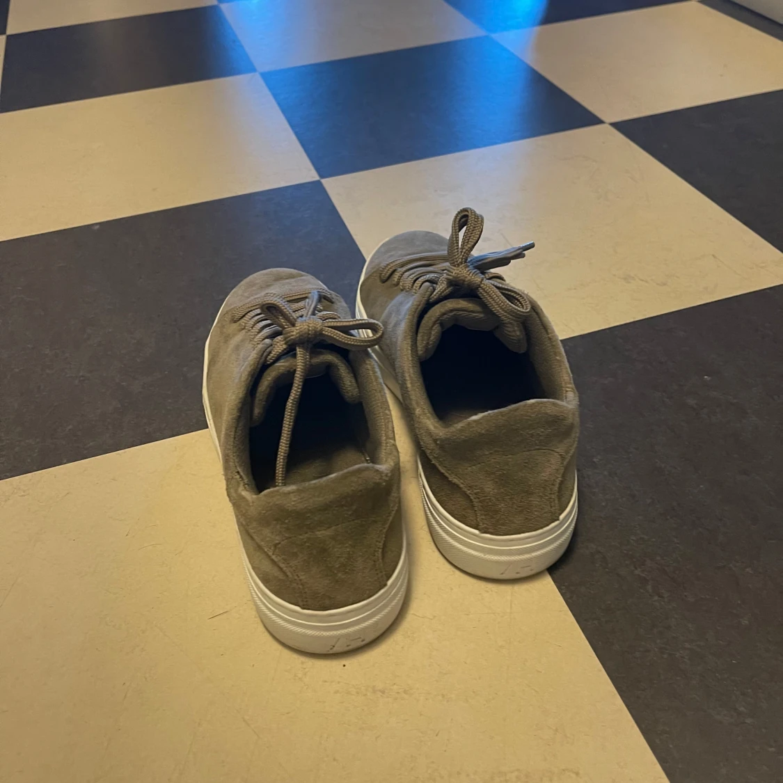 Grå sneakers med snörning - 2