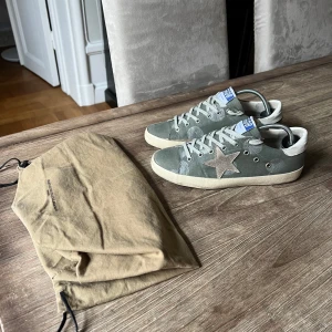 Golden goose skor - Ett par feta Golden goose sneakers med ett unikt mönster och en fet militärgrön färg🔥Fortfrande i bra skick och ett bra pris👆Vid snabb affär kan priset diskuteras!