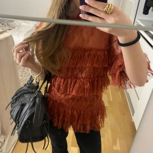 Spetsblus från By Malina - En så fin by malina blus som är i storlek L men känns som en M/S köpte för ett tag sedan men kommer inte till användning🙌🏼