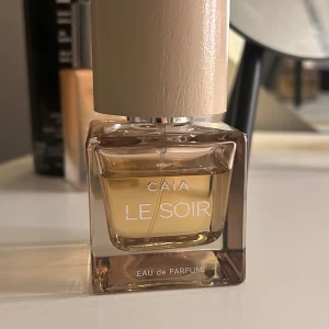CAIA Le Soir Eau de Parfum - Säljer Caias Le Soir parfym som var med i deras julkalender 2023 och finns därför inte att köpa någonstans. Har använt den ett par gånger men har för de mesta stått utan att användas och vill därför sälja den❤️