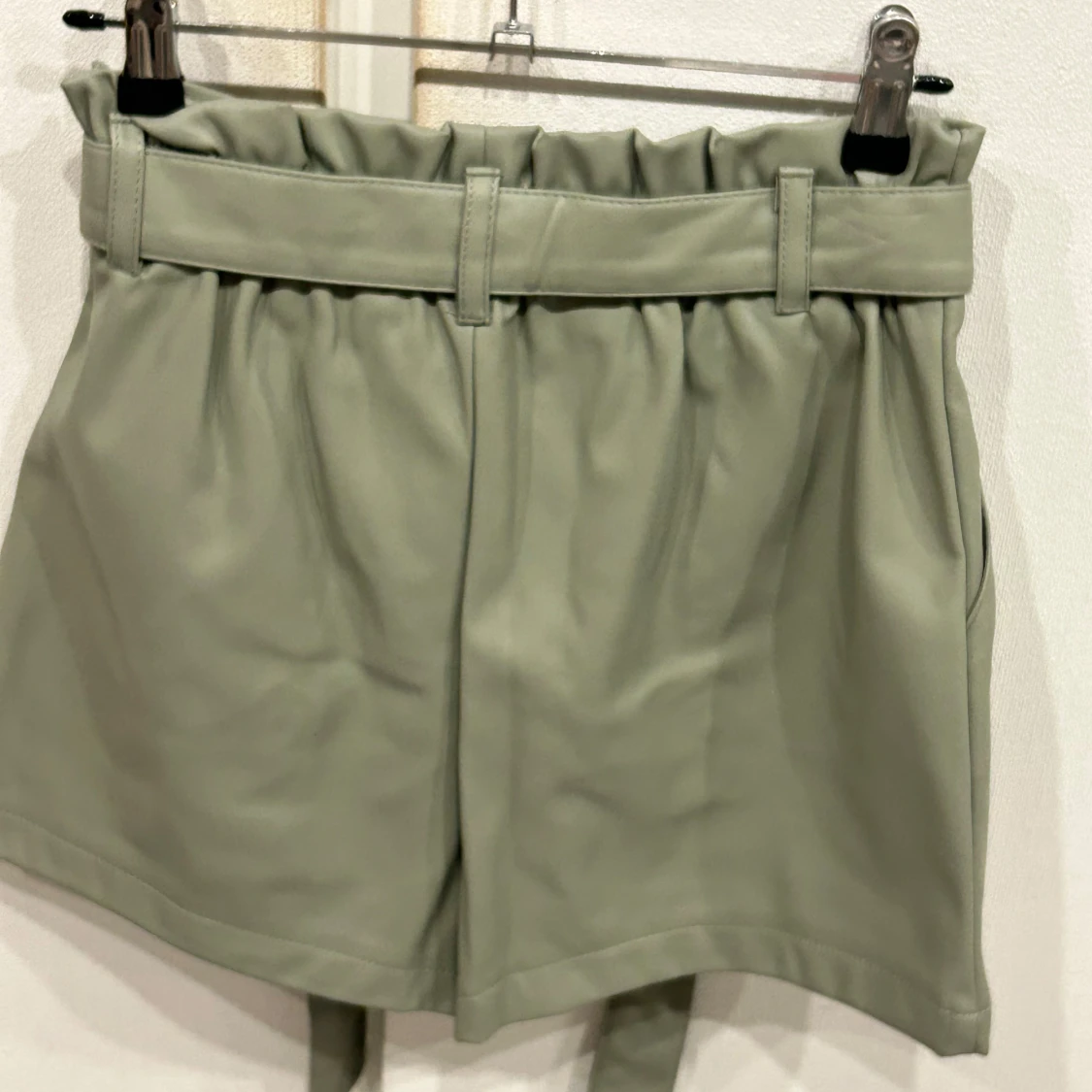 Olivgröna shorts med knytband - 91