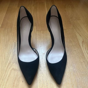Svarta klackar från Mango - Säljer dessa as snygga klackar med spetsig tå från Mango då de var för stora för mig. Pris kan diskuteras vid snabbt köp💕