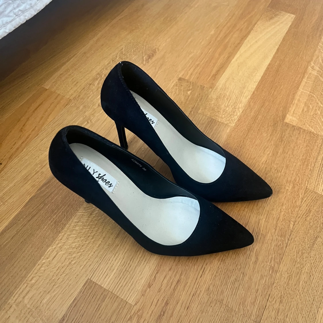 Svarta pumps med klack