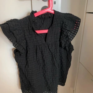 Svart blus - Svart fin blus, använd några få gånger. Passar en S/M, skriv för fler bilder💕