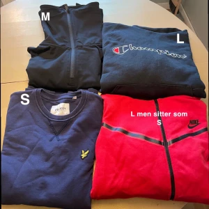 LYLE&SCOTT, Nike, champion och SOC - Fyra tröjor i olika stilar och färger. En mörkblå hoodie från Champion med logotyp, en röd tech fleec från Nike med dragkedja och svarta detaljer, en marinblå tröja från Lyle & Scott med gul logotyp, samt en svart SOC Softshell jacka med halv zip. 300kr så är alla dina