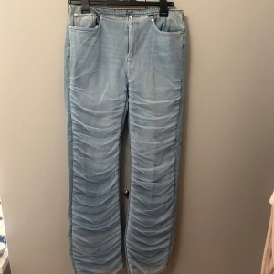Limited edition jeans från weekday - Snygga ljusblå jeans med unika rynkade detaljer längs benen. Dom är ifrån weekdays limited collection 2023 och jätte fina, helt i nyskick.