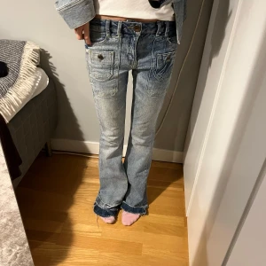 Blå jeans med bootcut - INTRESSEKOLL på mina påriktigt snyggaste jeans. Fattar inte varför jag inte använder de men gör det bara inte. De är vintage och väldigt långa (for reference är jag 175cm) 
