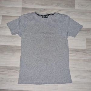 Grå t-shirt från OTP - Snygg och enkel grå t-shirt från OTP i storlek S. Perfekt för en avslappnad stil. Tillverkad i mjukt material för extra komfort.