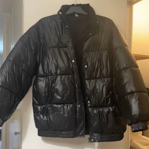 Jacka - En puffer jacket från h&m. Den är använd några gånger men är i bra skick. Inga defekter. Storlek Xs men kan även passa S och M.