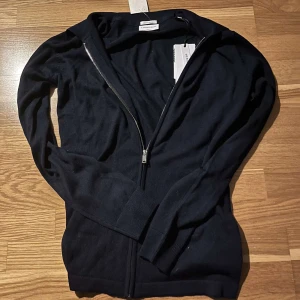 Full zip merino ull Lindbergh - Säljer denna helt nya full zip i merino ull. Den har inte används något och som ni kan se är tagsen kvar på den. Nypris ligger på ungefär 1700 kr. Priset är diskuterbart!💫