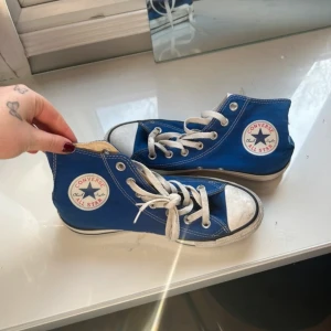 Blå Converse All Star sneakers - Snygga blå Converse All Star sneakers. Knappt använda. Storlek 37,5. 