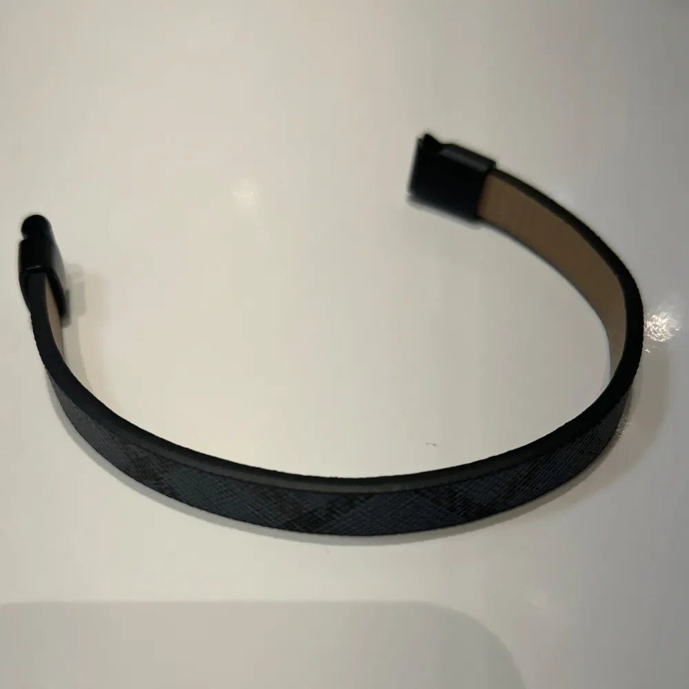 Riktigt snyggt marinblått armband med stilrent rutigt mönster! Armbandet sitter riktigt bra på och sitter åt så den inte ramlar av med fästet! Öppen för prisförslag eller frågor! ALDRIG ANVÄNT!!. Asusteet.