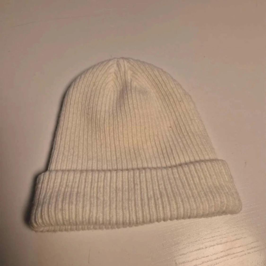 Vit ribbad mössa från Moncler - 90