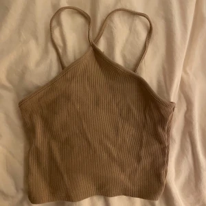 Beige ribbat Linne - Snygg beige ribbat linne med korsade axelband