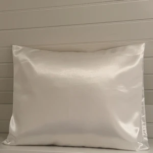 Silkes örngott  - Silkes örngott i standard mått (50x60). Handgjorda i Sverige på sidenduchesse. 1 st                Tvättas i 40 grader, handtvätt rekommenderas, torktumlas ej.                                                             UF företag, Instagram: Silk.dreams.uf 🤍