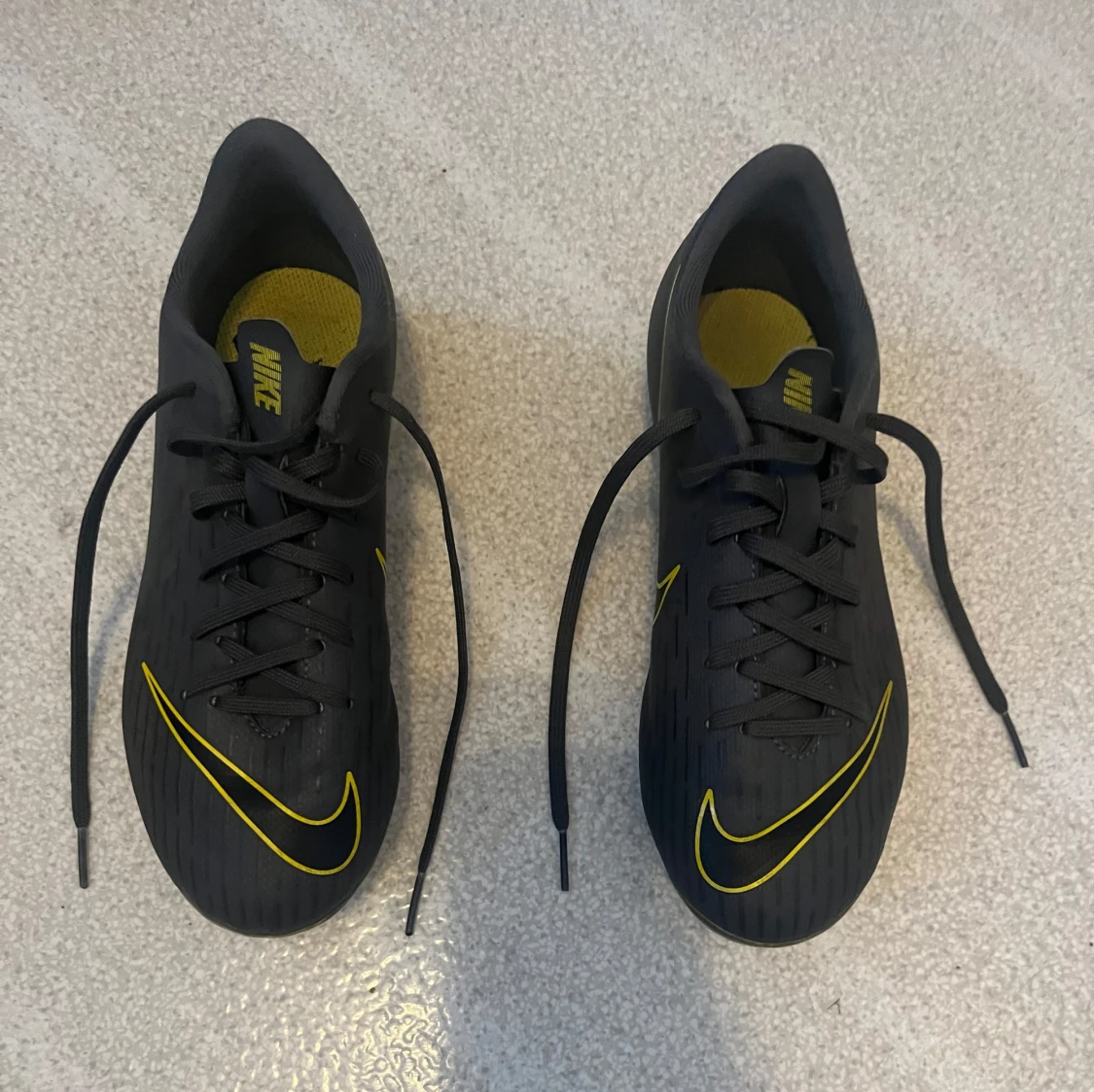 Svarta Nike fotbollsskor