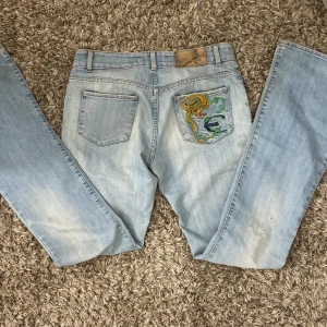 Lågmidjade bootcut jeans - Snygga ljusblå jeans med jätte snygg bakficka, säljer billigt eftersom slutet på benen på byxan är rätt slitna. 