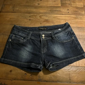 Mörkblå jeansshorts - Snygga mörkblå jeansshorts från YMI, låg midja. Köpta här på Plick men säljer pga att dem var för små för mig. Höftmåttet är 78 cm.