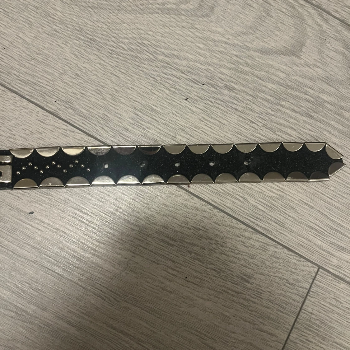 Svart bälte med silverdetaljer - 91