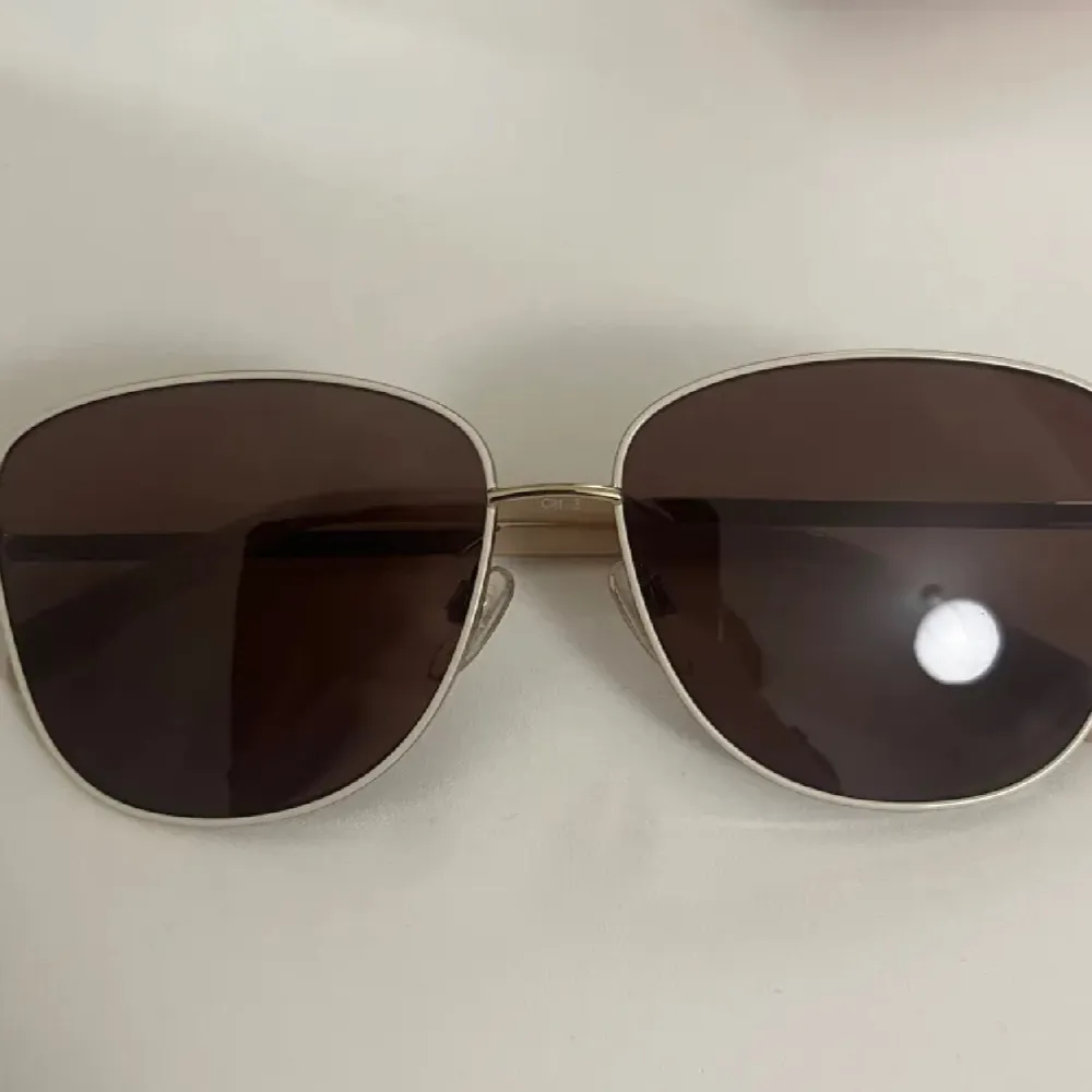 Snygga solglasögon från Karen Millen med guldiga samt beiga detaljer. Inga defekter. Köptes för ca 2000kr!🤩. Asusteet.