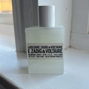 Parfym Zadig & Voltaire This Is Her! - Säljer min oanvända Zadig & Voltaire parfym i tjejdoften. Helt oanvänd och nypriset för denna är 725kr❤️🥰