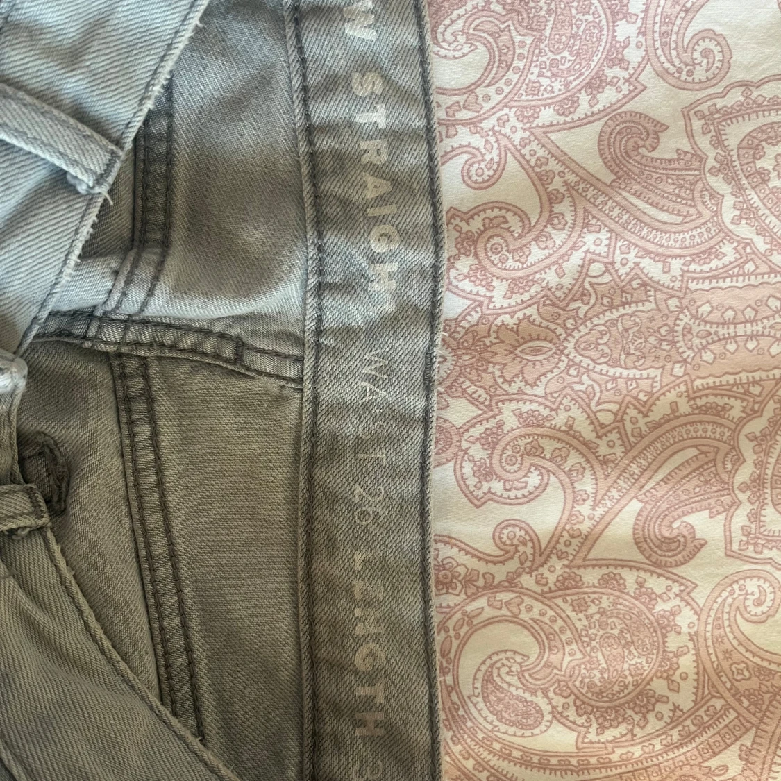 Grå jeansshorts med slitningar - 93