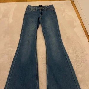 Low waist jeans  - Säljer dessa helt oanvända low waist jeans från VeroModa storlek s/32. Ligger bara och tar upp plats i garderoben. Köpta för 500-600kr och aldrig använda så därav priset! 