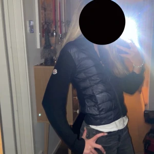 Moncler cardigan - Så fin och kan användas till Såå mycket. Den är köpt på Nk 2020, qr kod finns att skanna, men har tyvärr ingen dustbag. Den är i gott skick utom att dragkedjan inte funkar och ett litet hål finns på ena ärmen. Pris kan diskuteras!💕