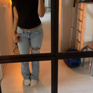 Ljusblå jeans med slitningar - Säljer ett par ljusblå jeans från gina, säljer då de inte kommer till användning längre 😊