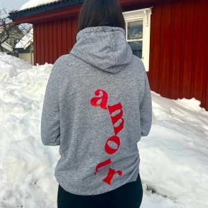Hoodie ”AMOUR” - Storlek M ✨ Stilren och snygg hoodie som passar alla!