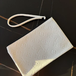 Väska  - Vit väska plånbok skor snygg och helt ny 100kr