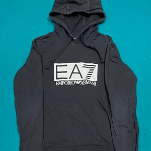 Emporio Armani hoodie - Säljer min gammla Emporio Armani hoodie för jag inte använder den längre. Inge hål eller någon speciell skador bara lite smutsig så skulle behöva en tvätt.