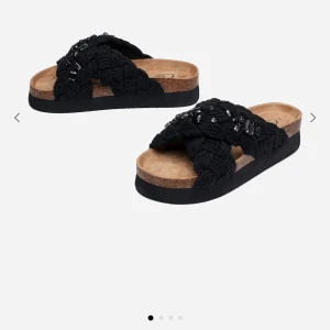 Tofflor med pärlor - Svarta tofflor med pärlor. Använda 1 gång. Står storlek 39 men stora i storleken så de passar 40.