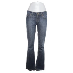Lågmidjade utsvängda jeans - Snygga blå bootcut jeans med låg midja, bra skick, lite långa på mig som är 170, gammal model från Gina 