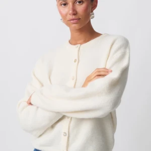 Vit kofta från ginatricot  - Superfin och bekväm kofta från ginatricot. Pris kan diskuteras!😊