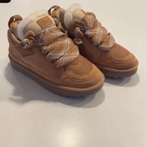 Ugg lowmel chestnut  - Säljer ett par snygga bruna sneakers från UGG med tjocka snören och mjukt foder och gör dom perfekt för vintern. Dom är använd typ en gång så är verkligen är jättebra skick och pris kan absolut diskuteras allt og följer såklart med