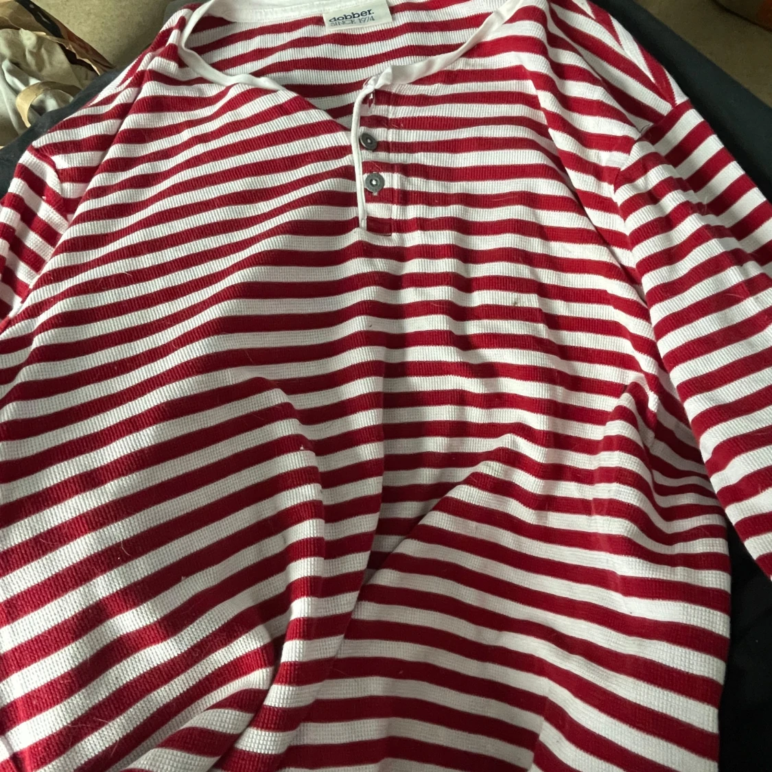 Röd- och vitrandig tröja från Dobber