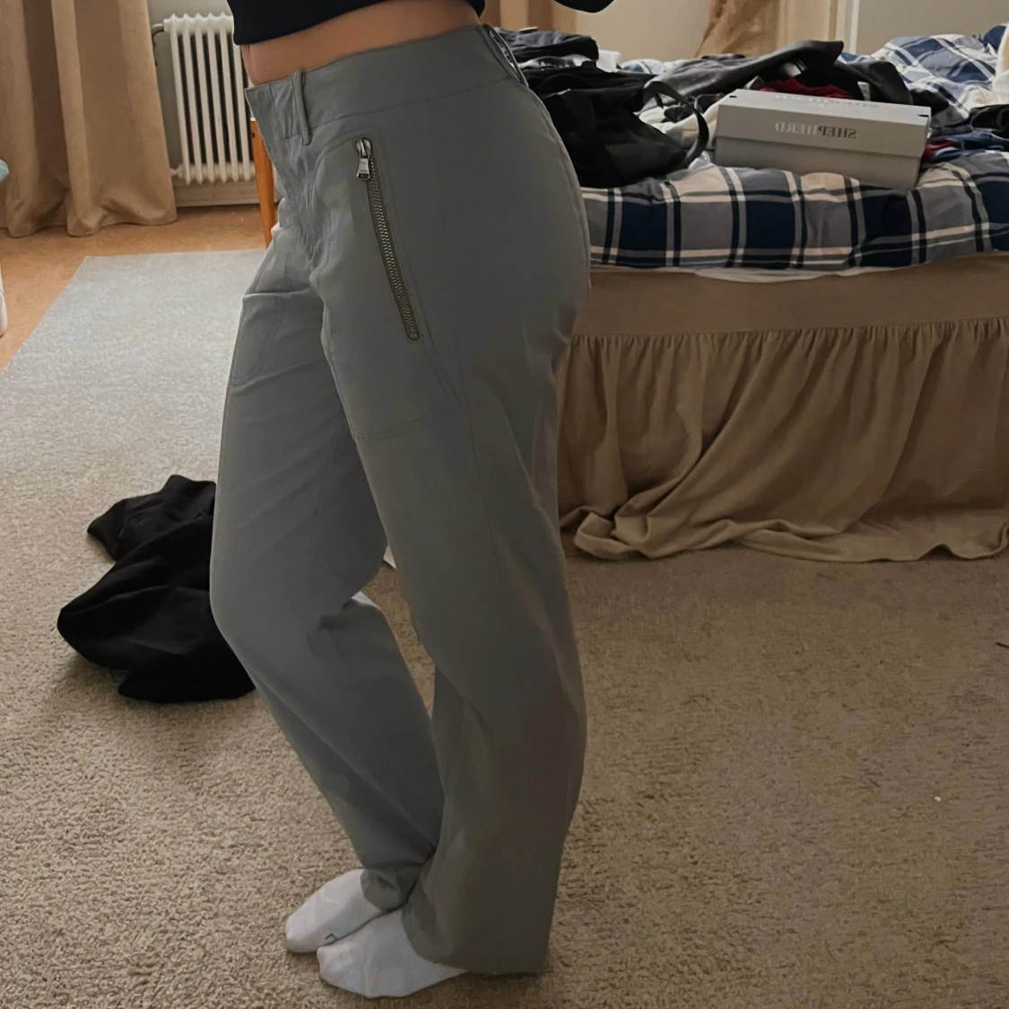 Grå byxor med dragkedjedetaljer - 90