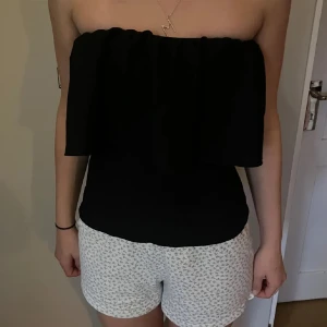 Zara topp - As snygg bandeu topp från Zara som passar perfekt till fest o sommar😍😍 knappt använda så jätte bra skick. Pris kan diskuteras vid snabb affär 💕 (Lånade bilder)